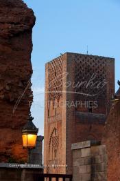 Image du Maroc Professionnelle de  Le Minaret de la mosquée (Tour Hassan) qui fît construite à la fin du XIIe siècle par le Sultan Yacoub el Mansour (dynastie Almohade) désireux de construire la plus grande mosquée du monde doté de 400 colonnes, la construction n’a pas été achevé suite à la mort du sultan en 1199, La tour Hassan est le symbole de Rabat son esplanade abrite le Mausolée Mohammed V de Rabat, Jeudi 15 Février 2007. (Photo / Abdeljalil Bounhar)